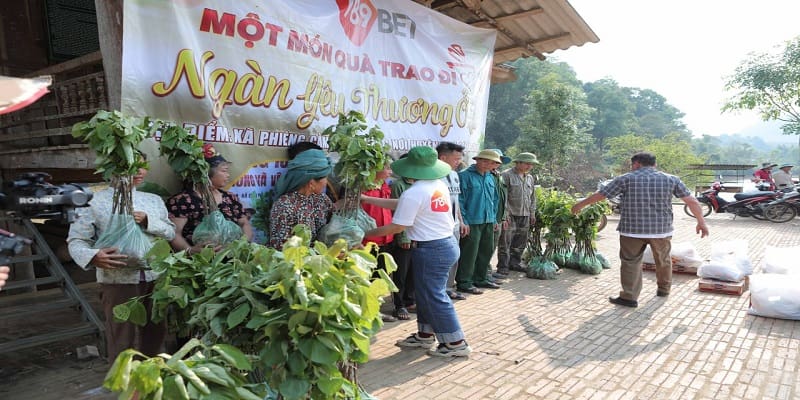 Chương trình trao tặng cây giống cho bà con địa phương